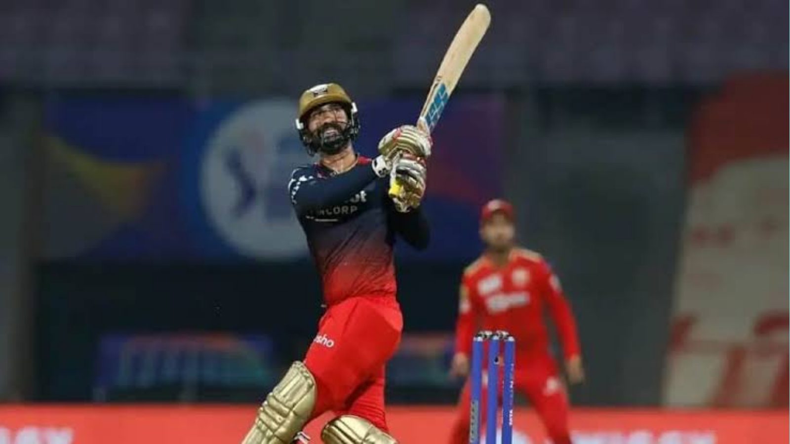 IPL 2022: “Dinesh Karthik is as close as it gets to Dhoni when it comes to being ice cool”- Faf du Plessis hails the RCB senior