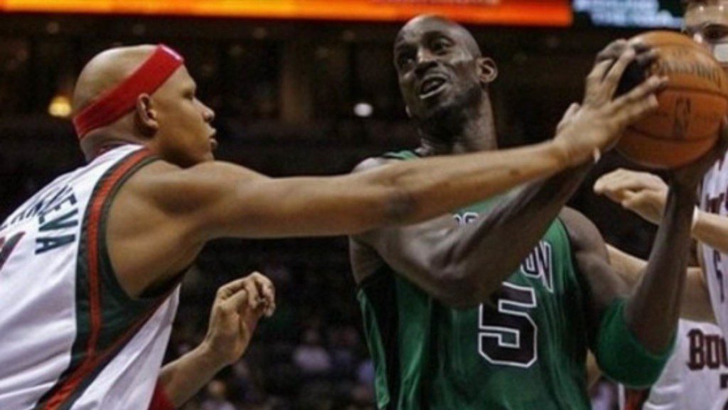 Charlie Villanueva defending Kevin Garnett