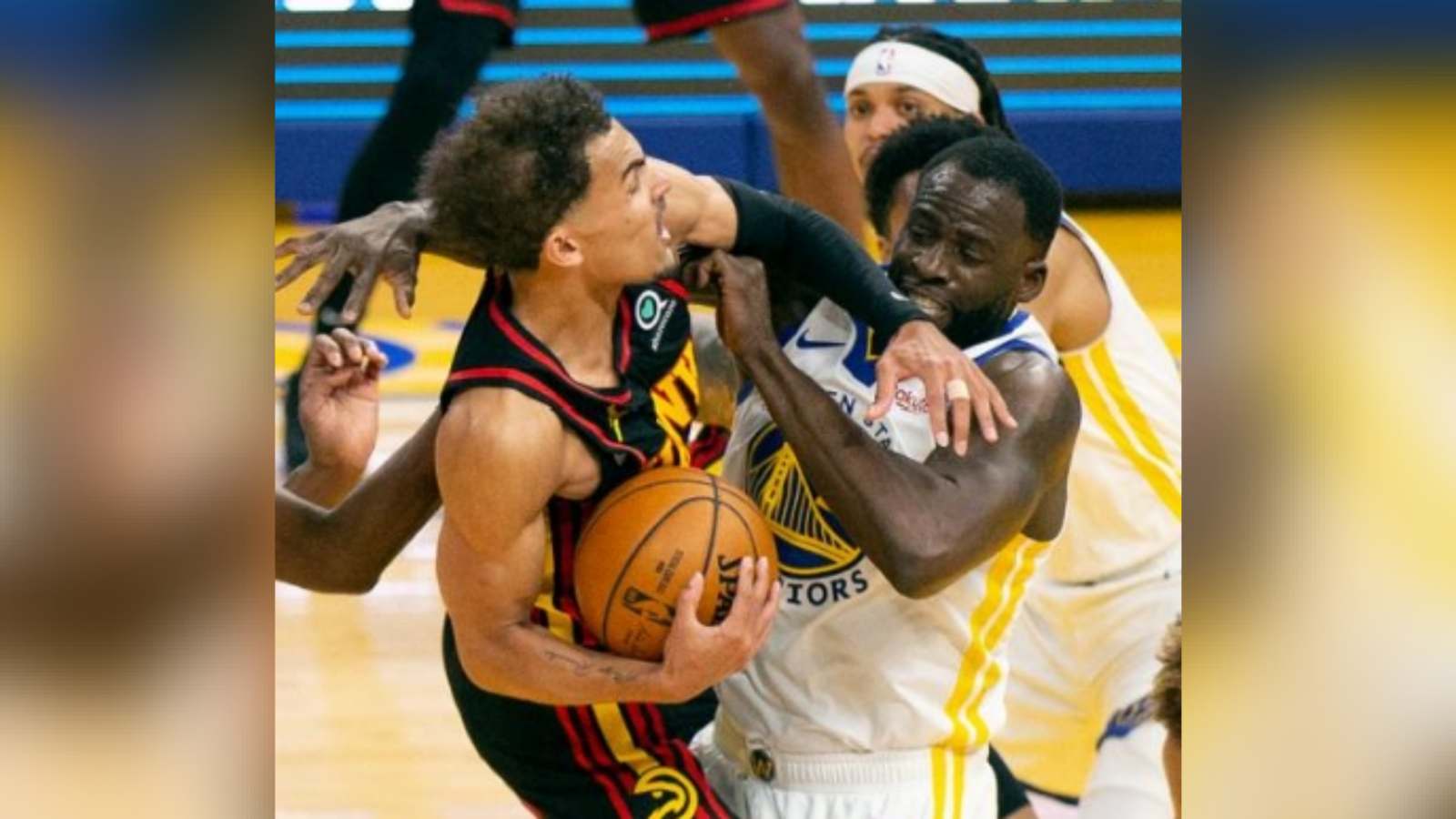 “Going to headline UFC 275” Fans left in splits as Draymond Green puts MMA move on Trae Young for humiliating him with a nutmeg