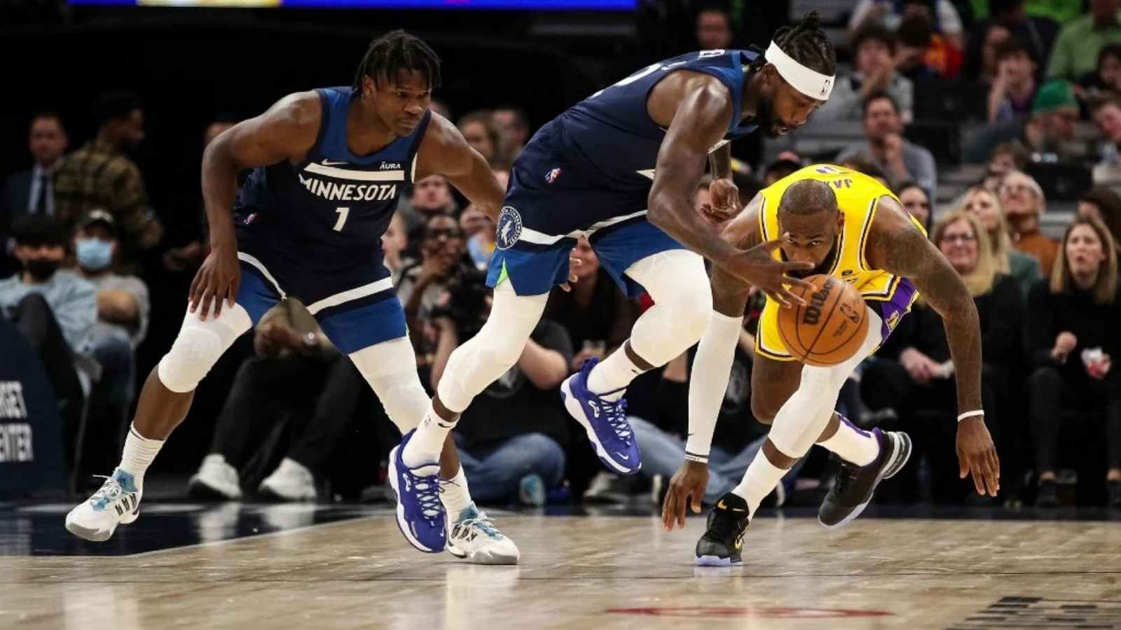 “No one wants to be in the bad books of the King” Fans perplexed as Patrick Beverley evidently seen ‘unessentially’ staring down at LeBron James