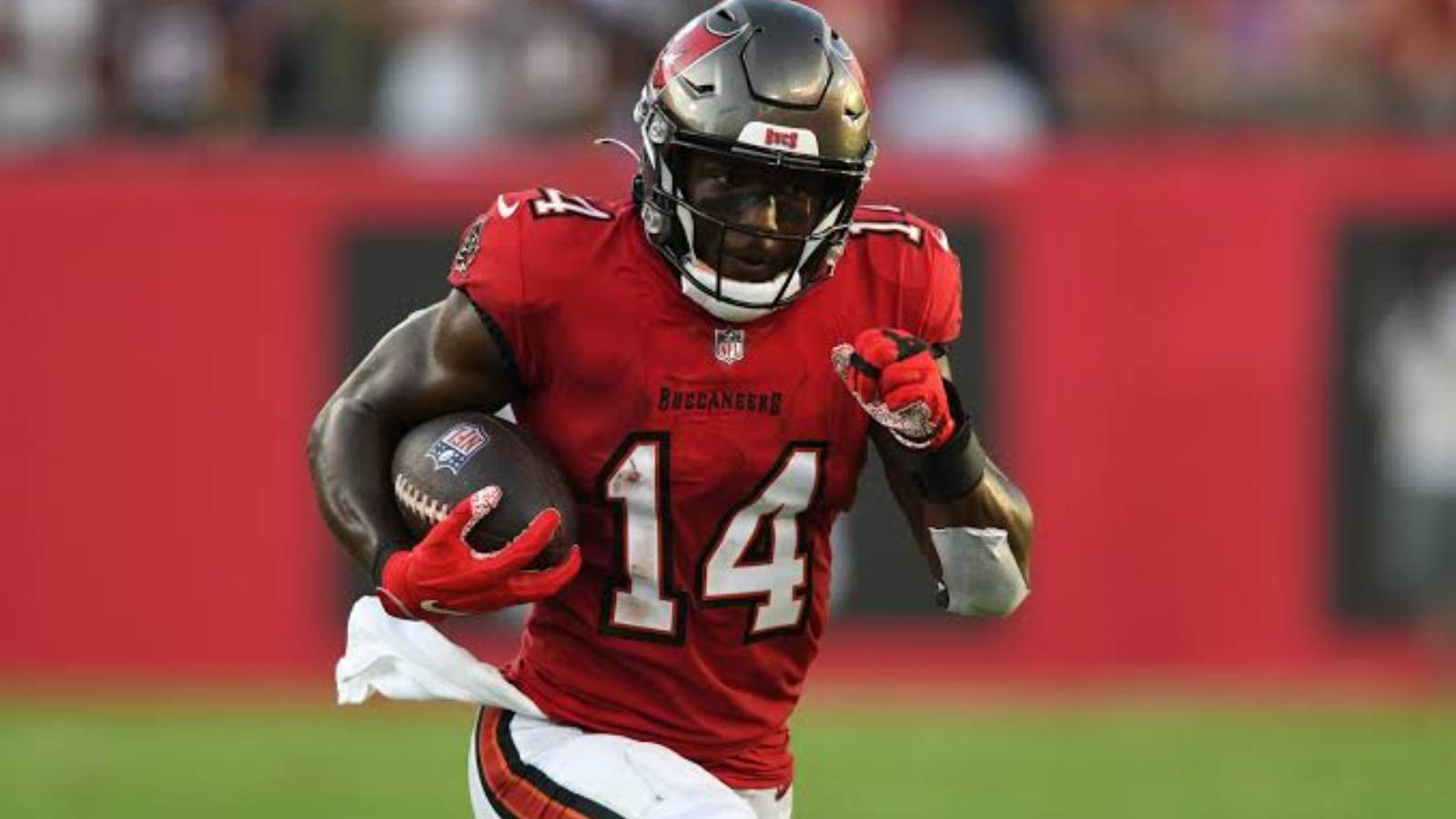 “Turn me up,” Twitter Reacts as Chris Godwin signs 3-year contract extension with Tampa Bay Buccaneers