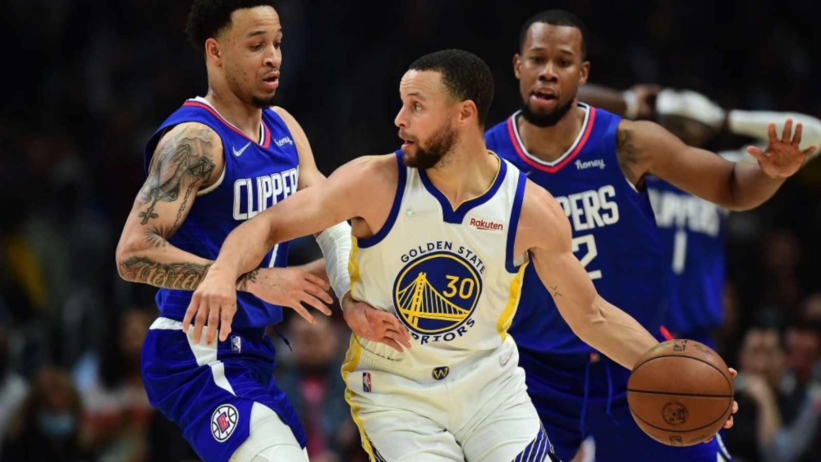 “Is there any record Chef can’t break” NBA Fans hail Stephen Curry after he records his 1,361st steal to surpass Chris Mullin as the Warriors’ all-time steals leader