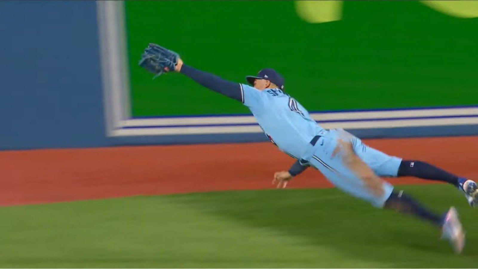 WATCH: “Shows off the range” – Blue Jays’ George Springer claims spectacular catch against Red Sox