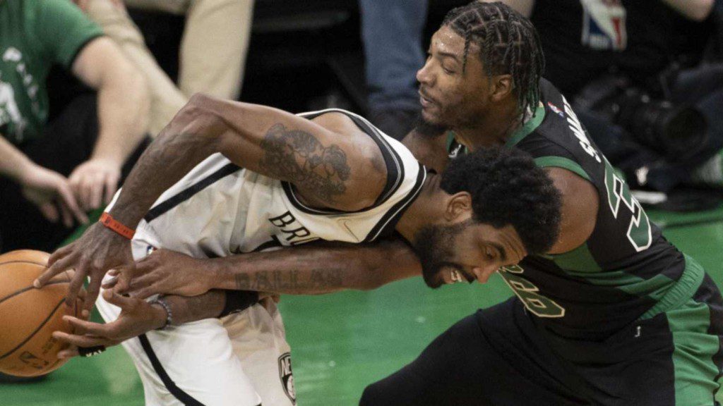 Marcus Smart of Boston Celtics against Kyrie Irving o Brooklyn Nets