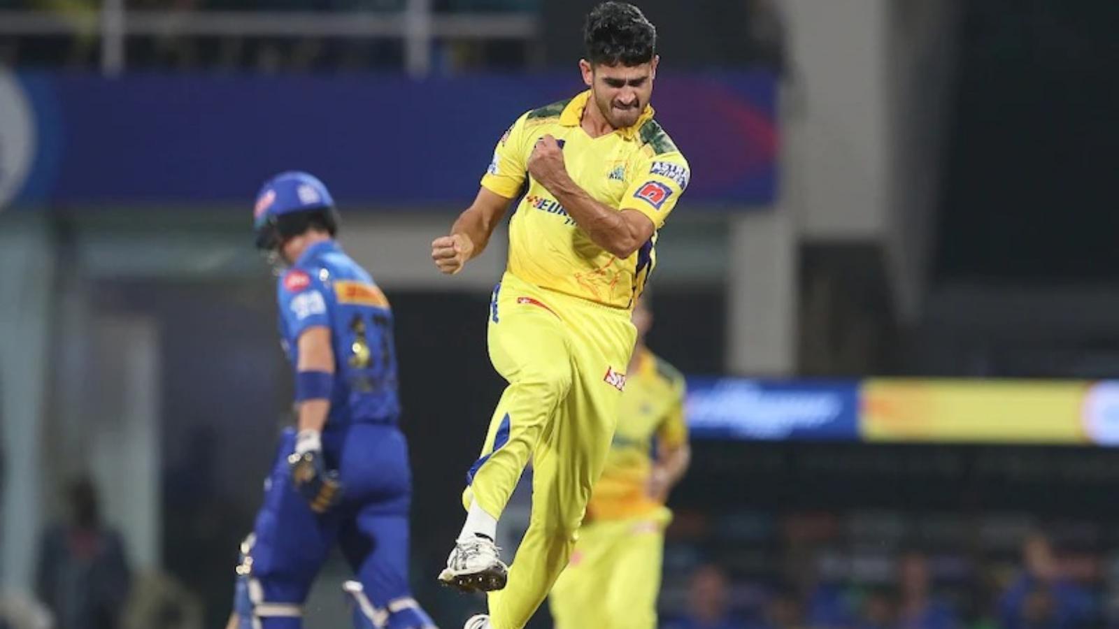 “15cr- 16cr wale to 0 pe out ho gaye”- Twitter Slam Mumbai Indians as Mukesh Chaudhary strikes before Tilak Verma lifts it up