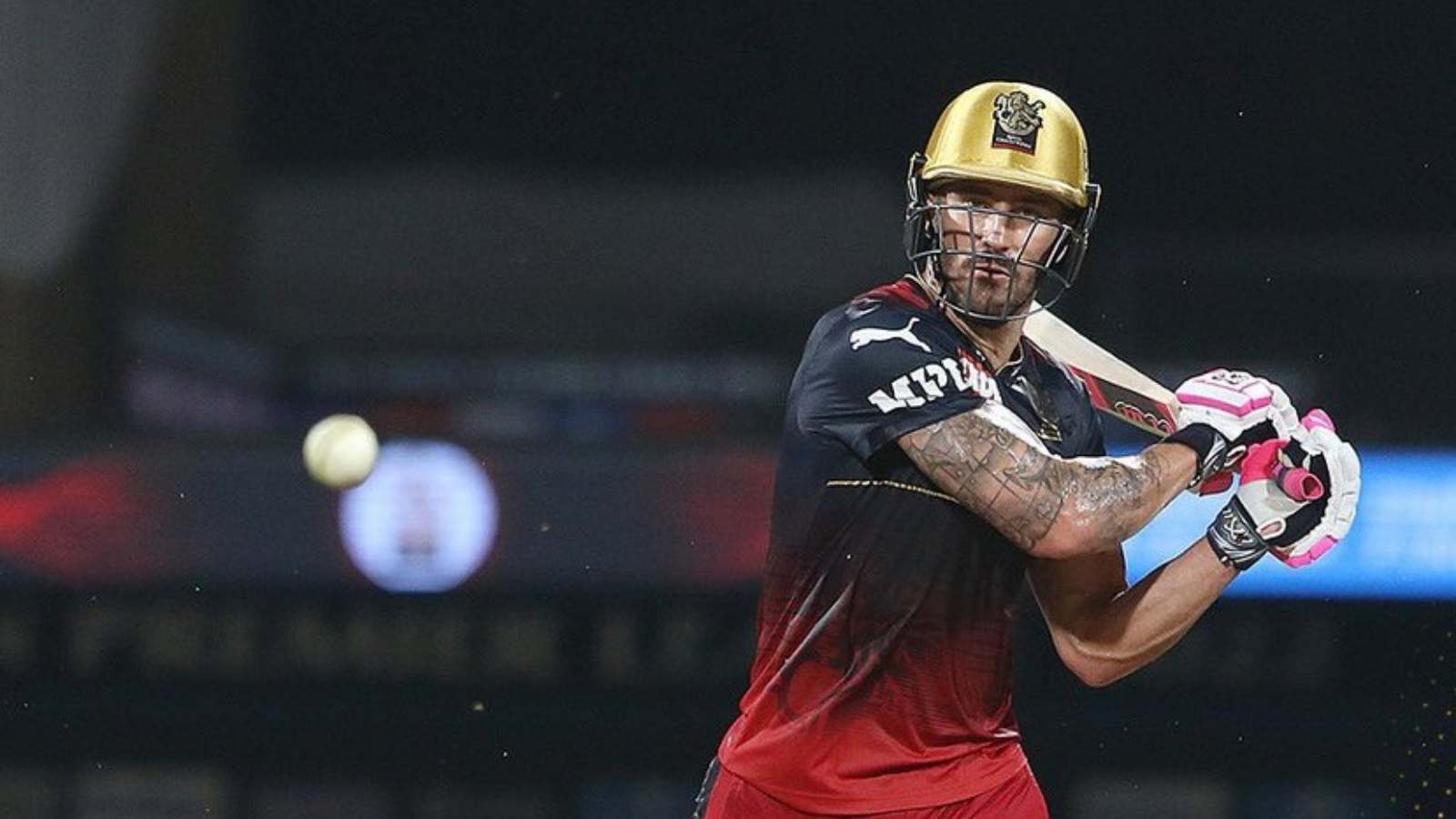 “Faf’s lonely fight”- Twitter reacts as Faf du Plessis misses ton, helps RCB post 181/6