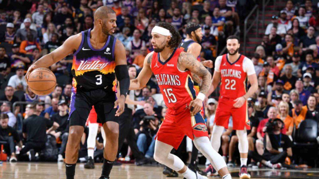 Chris Paul in action against the Pelicans