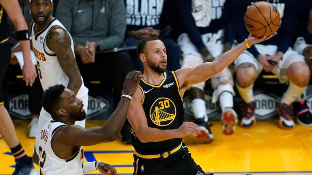 Stephen Curry in action against the Nuggets