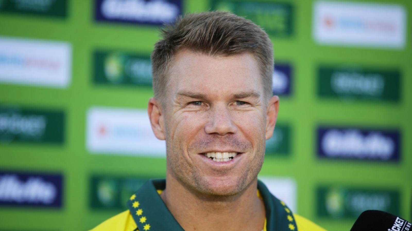 “Kemon aachho?”- David Warner greets teammate and fans in Bengali on a bus en route to DC vs KKR