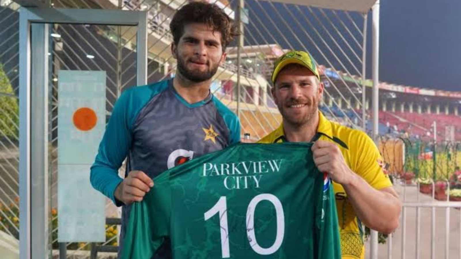 [WATCH]-Australia and Pakistan players exchange shirts, caps, and bats as the memorable and historic tour came to an end