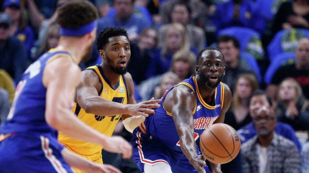 Donovan Mitchell on Draymond Green as he passes the ball to Klay Thompson