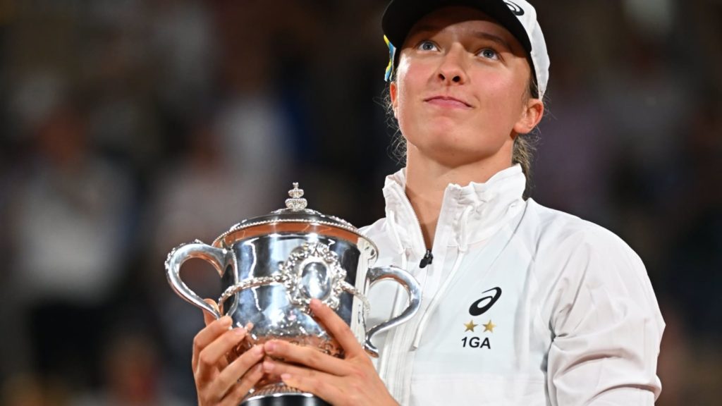 Iga Swiatek with her 2022 French Open trophy