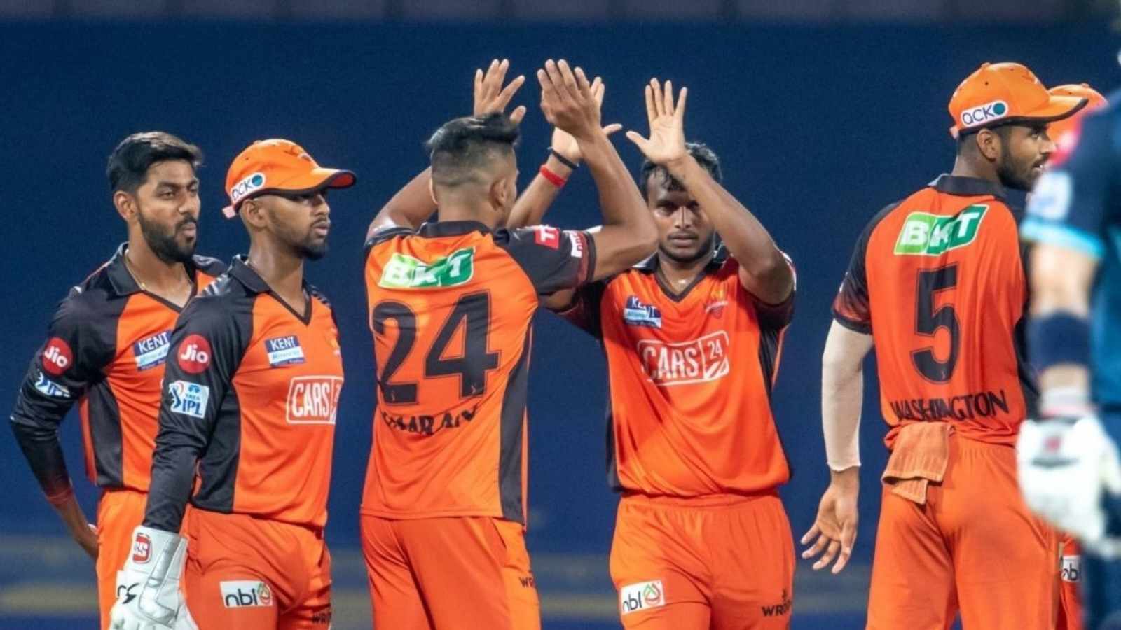 Can SRH still qualify for the play-offs of IPL 2022? What are the possible scenarios ?