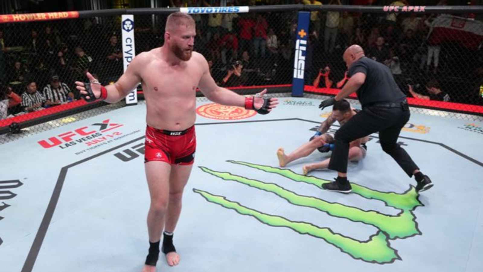 Watch: Bizarre knee injury spoils the promising title run for Aleksandar Rakic in a close fight against Jan Blachowicz at UFC Vegas 54