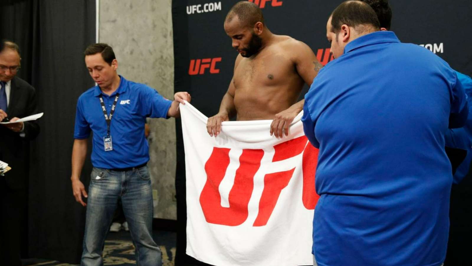 “Time to be completely transparent”- Daniel Cormier shockingly admits to ‘towel-gate’ from UFC 210