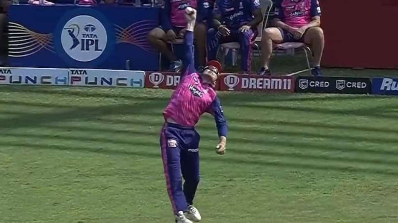 [Watch]: Jos Buttler take a superb one-handed catch; helps dismiss Shikhar Dhawan