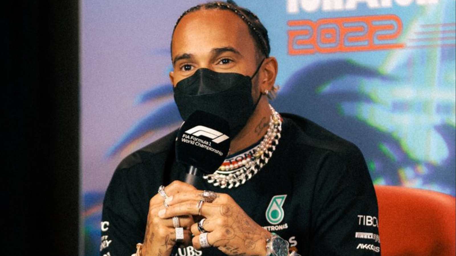 “This is the level of pettiness I can get behind,” F1 fans react to Lewis Hamilton’s latest stunt ridiculing FIA jewellery ban 