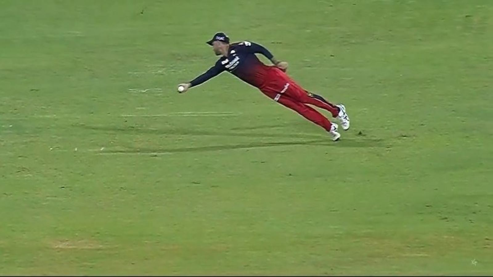 WATCH: RCB’s Glenn Maxwell plucks one-handed stunner to dismiss GT’s Shubman Gill