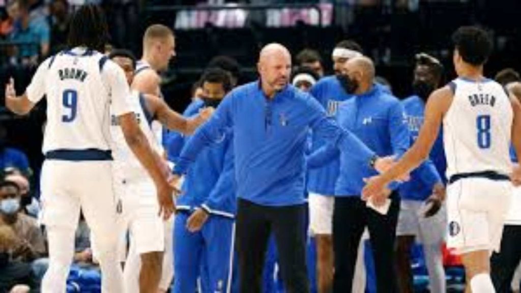 Dallas Mavericks Coach Jason Kidd with the team