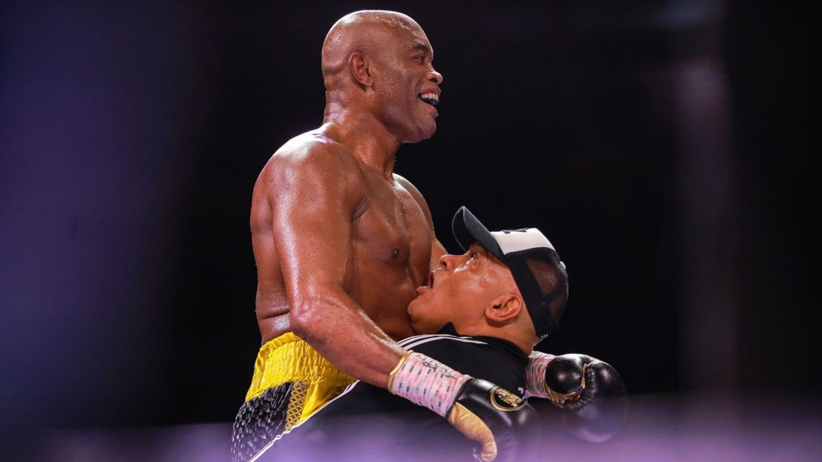 Anderson Silva surprises fans with impressive head movement as gold medallist shows a hard time landing shots