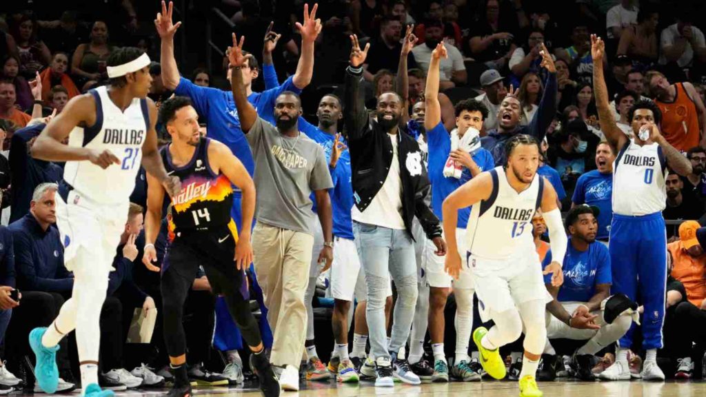 Dallas Mavericks players celebrates against Phoenix Suns