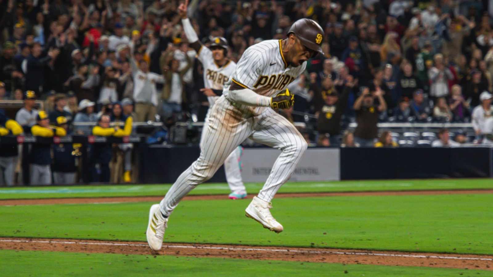 “I feel amazing” – Jose Azocar lifts Padres in the 10th inning to a 3-2 win over Brewers