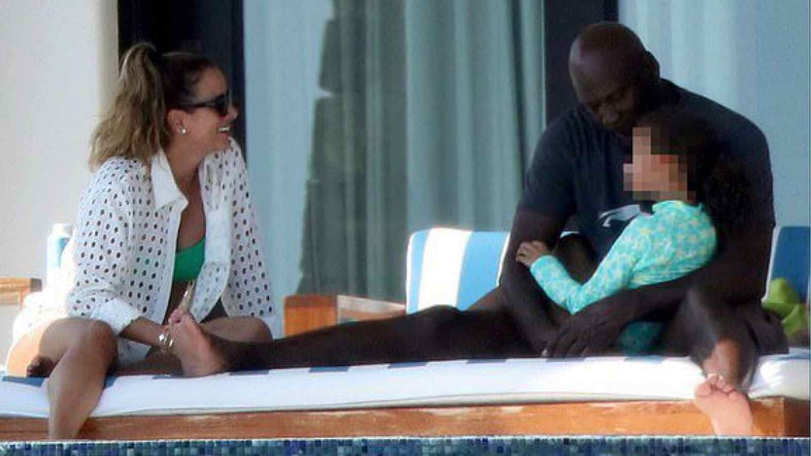 “The LUXURIOUS life of the GOAT” Michael Jordan enjoys family time with wife Yvette Prieto in Mexico