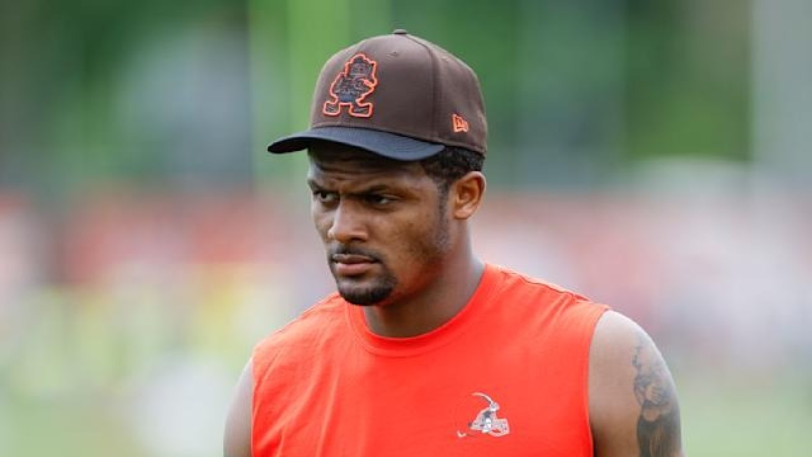 “Why are people so eager to cheer for a serial s*x offender?” – Twitter reacts as Deshaun Watson arrives at the Browns’ open practice