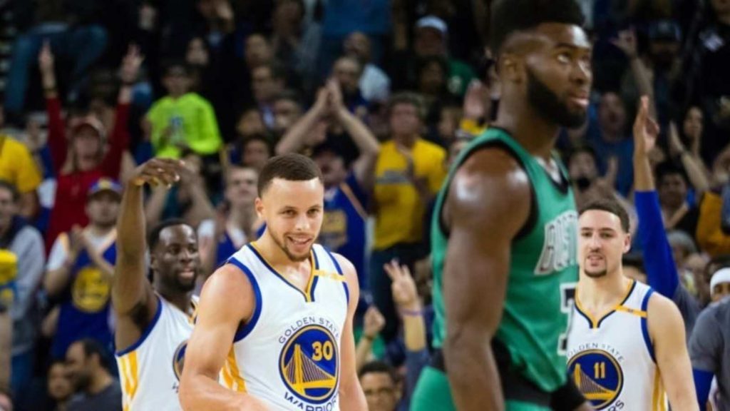 Stephen Curry leaves Jaylen Brown scrambling