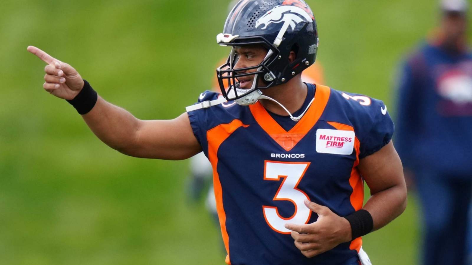 “He’s HUNGRY to bring a Super Bowl to Denver”: Justin Simmons praises Russell Wilson and believes QB is the key to winning it all