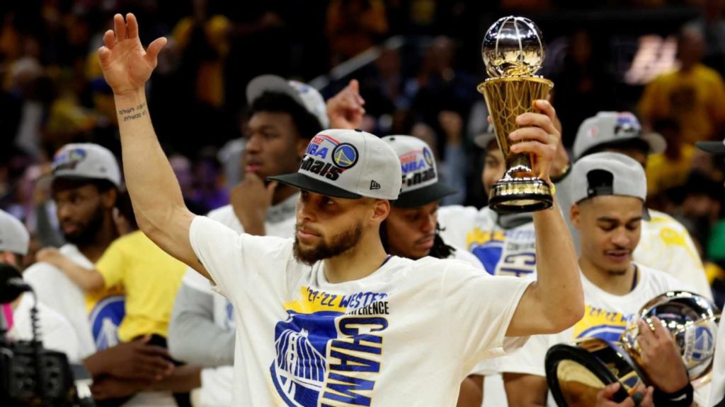 Stephen Curry with the WCF MVP Award