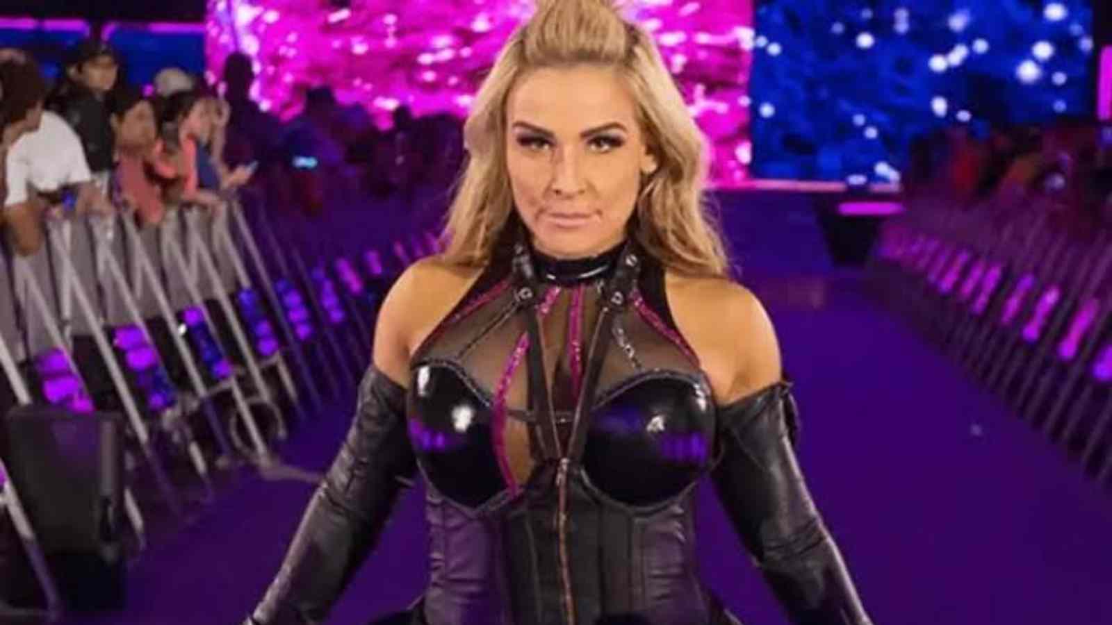 “We all, in fact, do love each other!” – Natalya invites Ronda Rousey to the locker room before leaving again