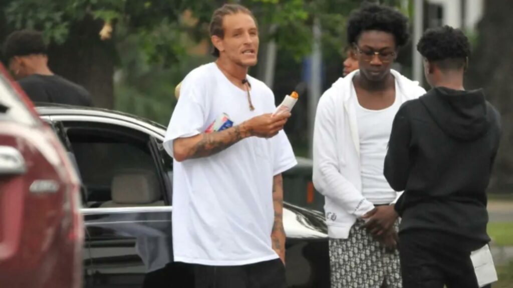 Delonte West with fans outside seven-eleven