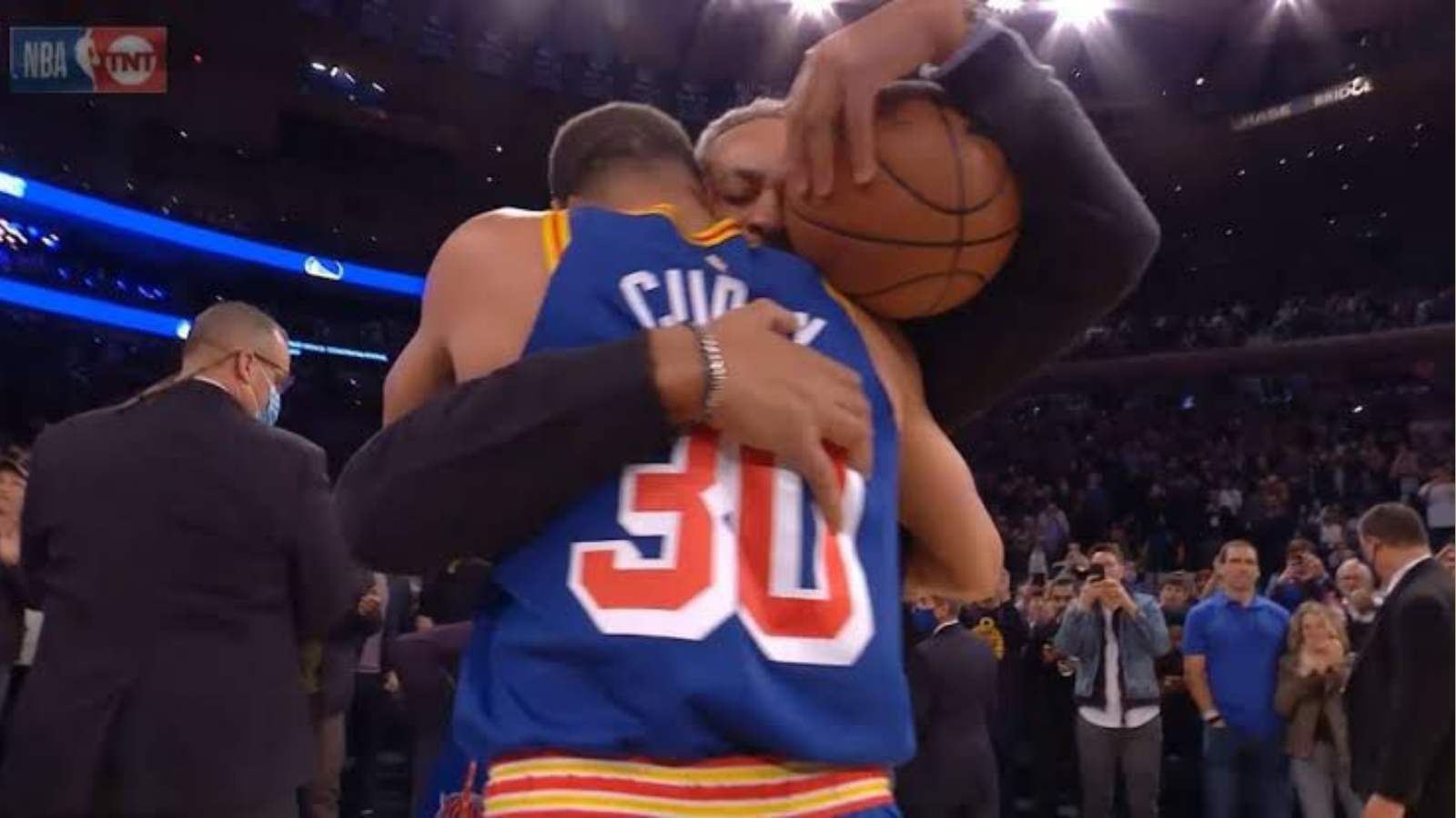 “I love you dad, this one is for you” Stephen Curry goes into mental breakdown after hugging dad after Warriors win 2022 NBA Title