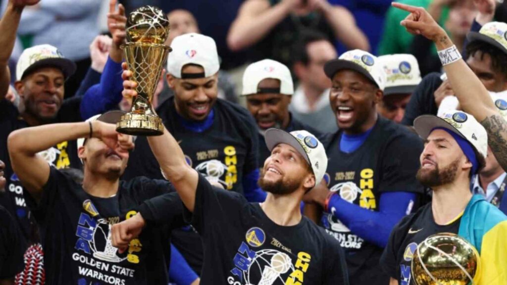 Stephen Curry with FMVP trophy and the Warriors