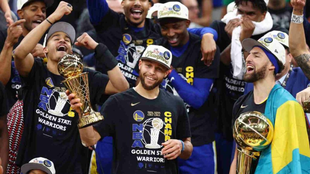 Stephen Curry with the FMVP Trophy