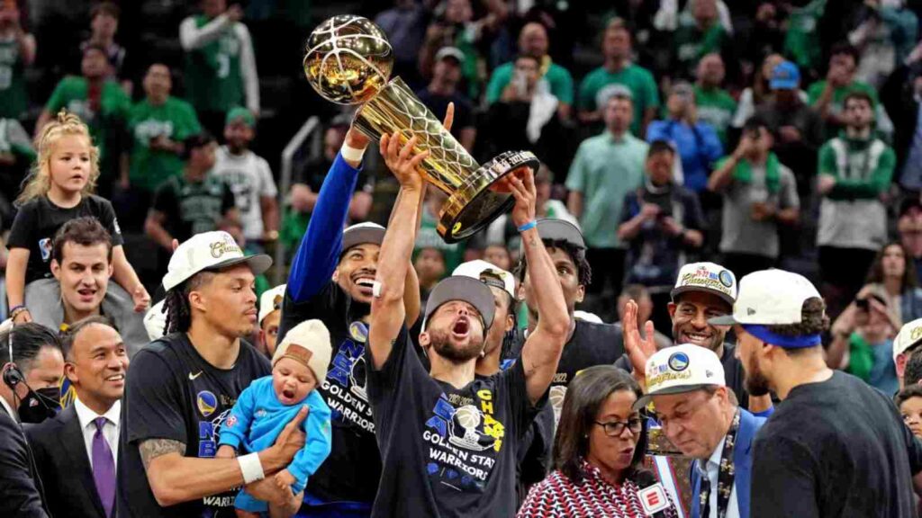 Stephen Curry lifting the Larry O'Brien Trophy