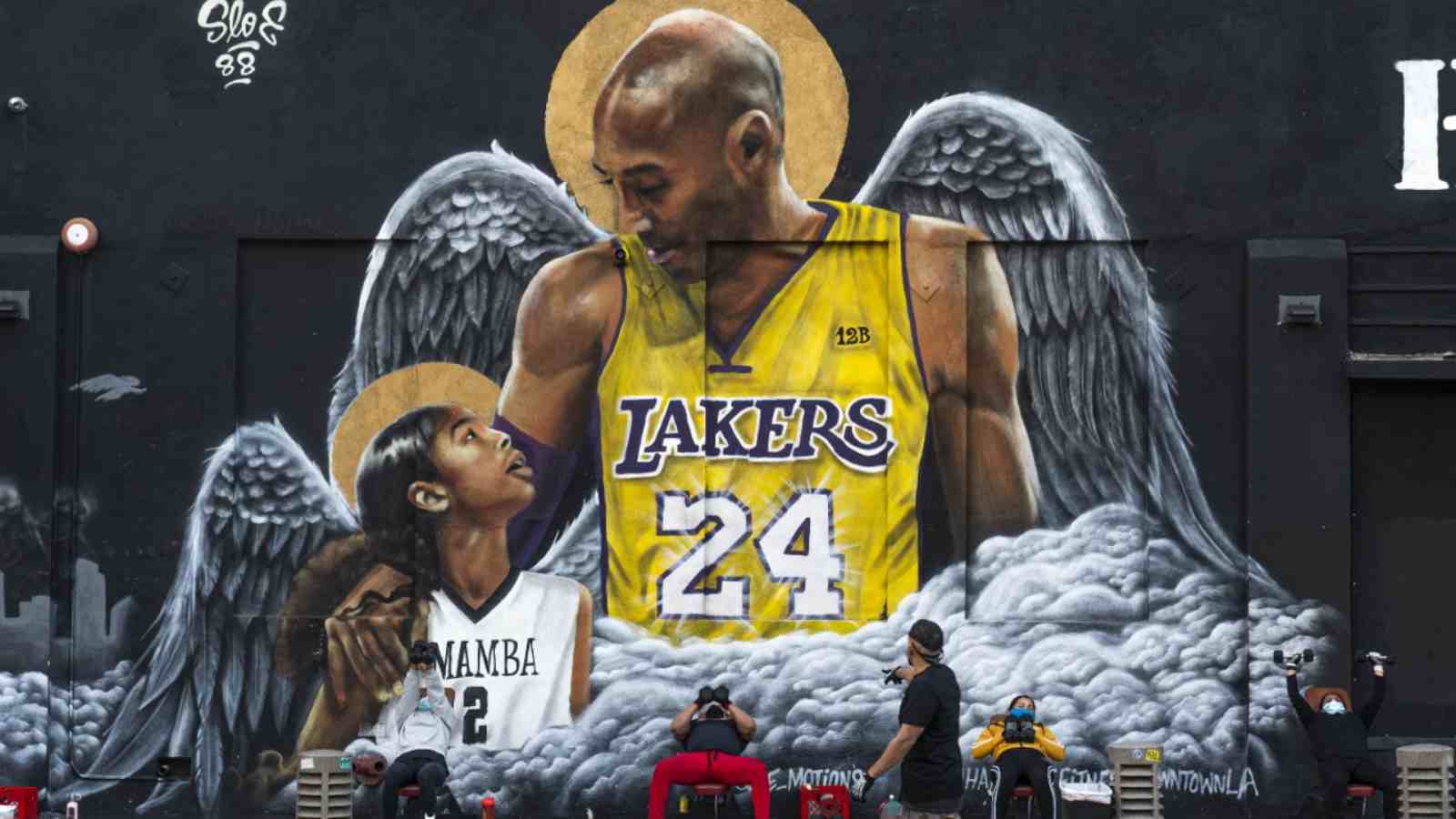 The mural of Kobe Bryant and Gigi Bryant