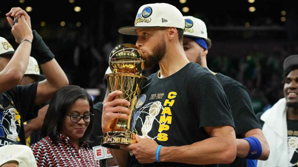 Stephen Curry with the FMVP Award