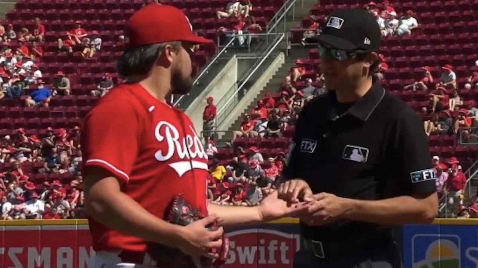 “Take your ring off”: Umpire asks Graham Ashcraft to abolish his wedding ring