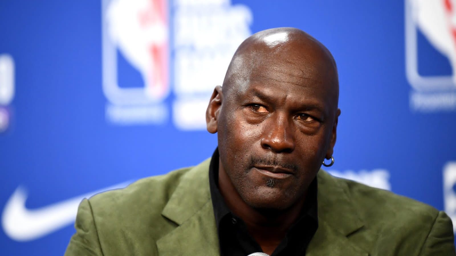 “Those kids are the reason he’s had the GOAT life” Twitter reacts to Michael Jordan denying the request of fans for an autograph