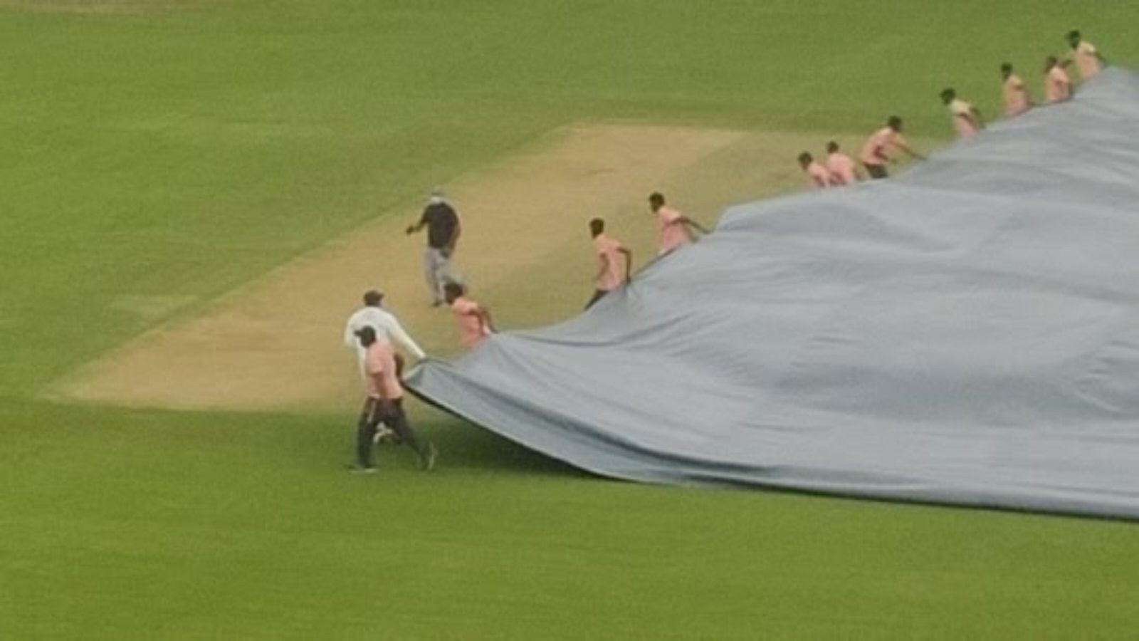 Prithvi Shaw pulls covers with groundsmen during rain in Ranji Trophy final