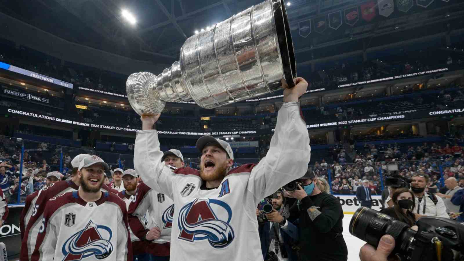 “Definitely motivated” – Avalanche center Nathan MacKinnon finally hoists Stanley Cup with his team after years of disappointment