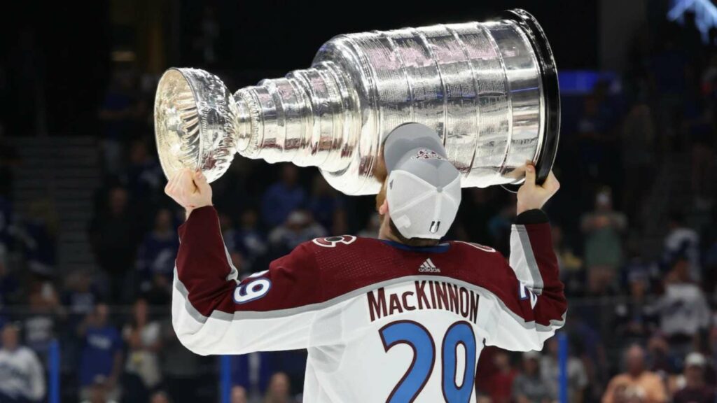 Nathan MacKinnon hoists the Stanley Cup