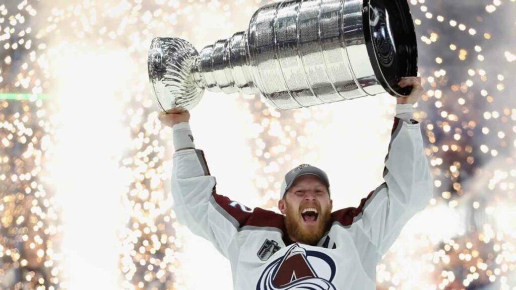 Gabriel Landeskog lifts the Stanley Cup