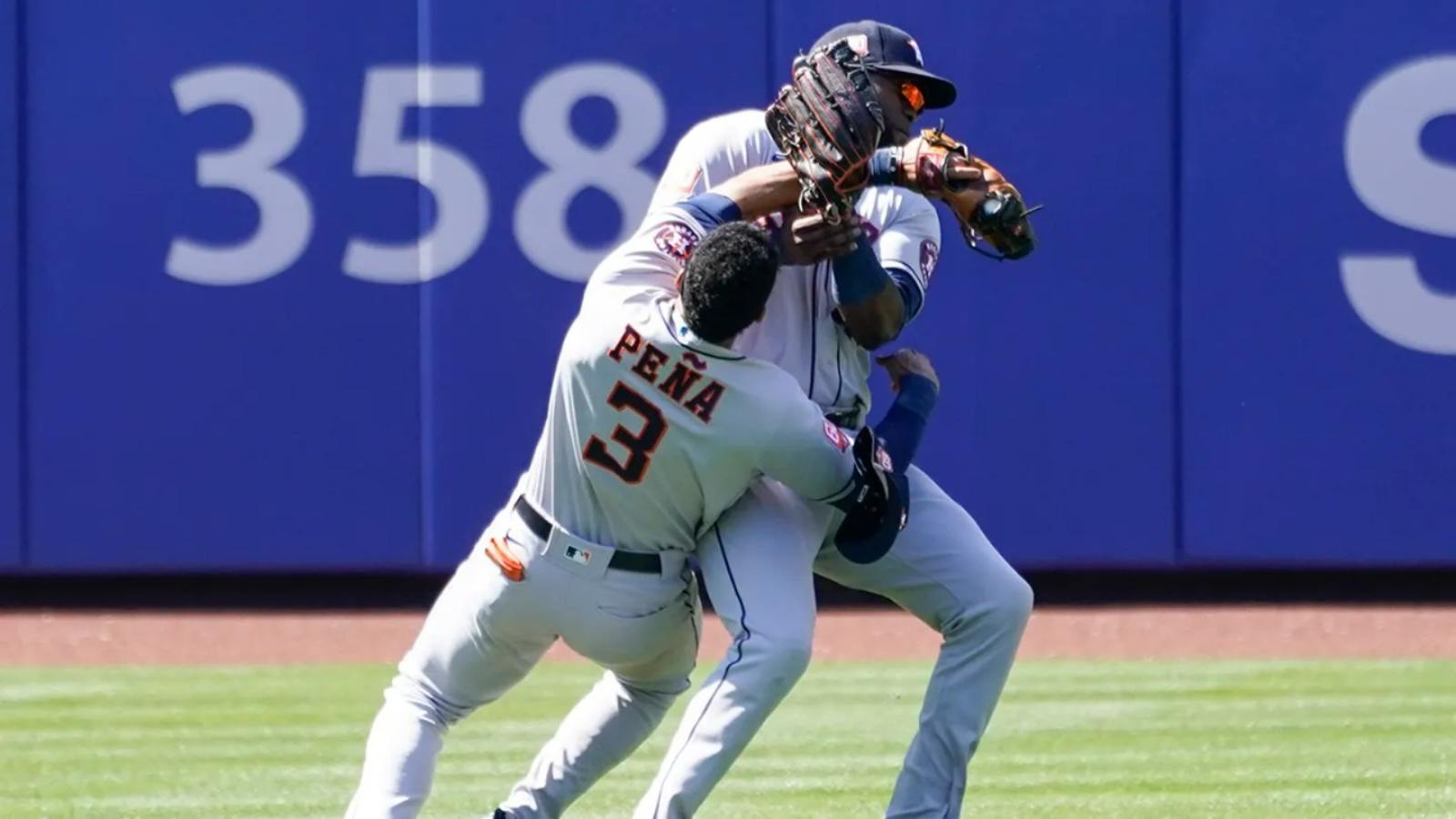 “Hate to see that”: Yordan Alvarez and Jeremy Pena being assessed for concussion after gut-wrenching collision