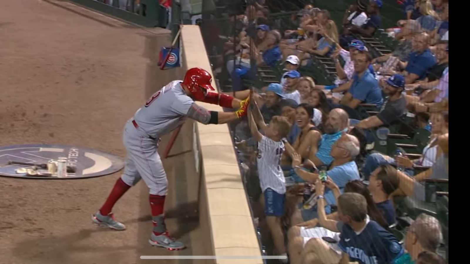 Watch: Joey Votto elegantly befriends a Chicago Cubs’ young fan