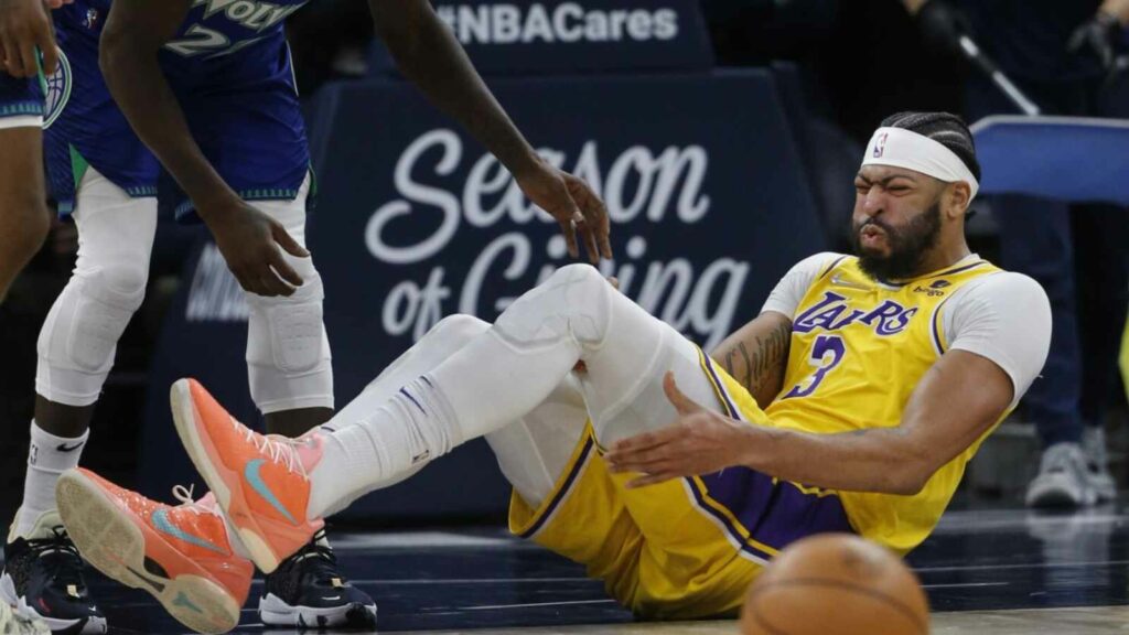 Anthony Davis suffering an injury in 2022