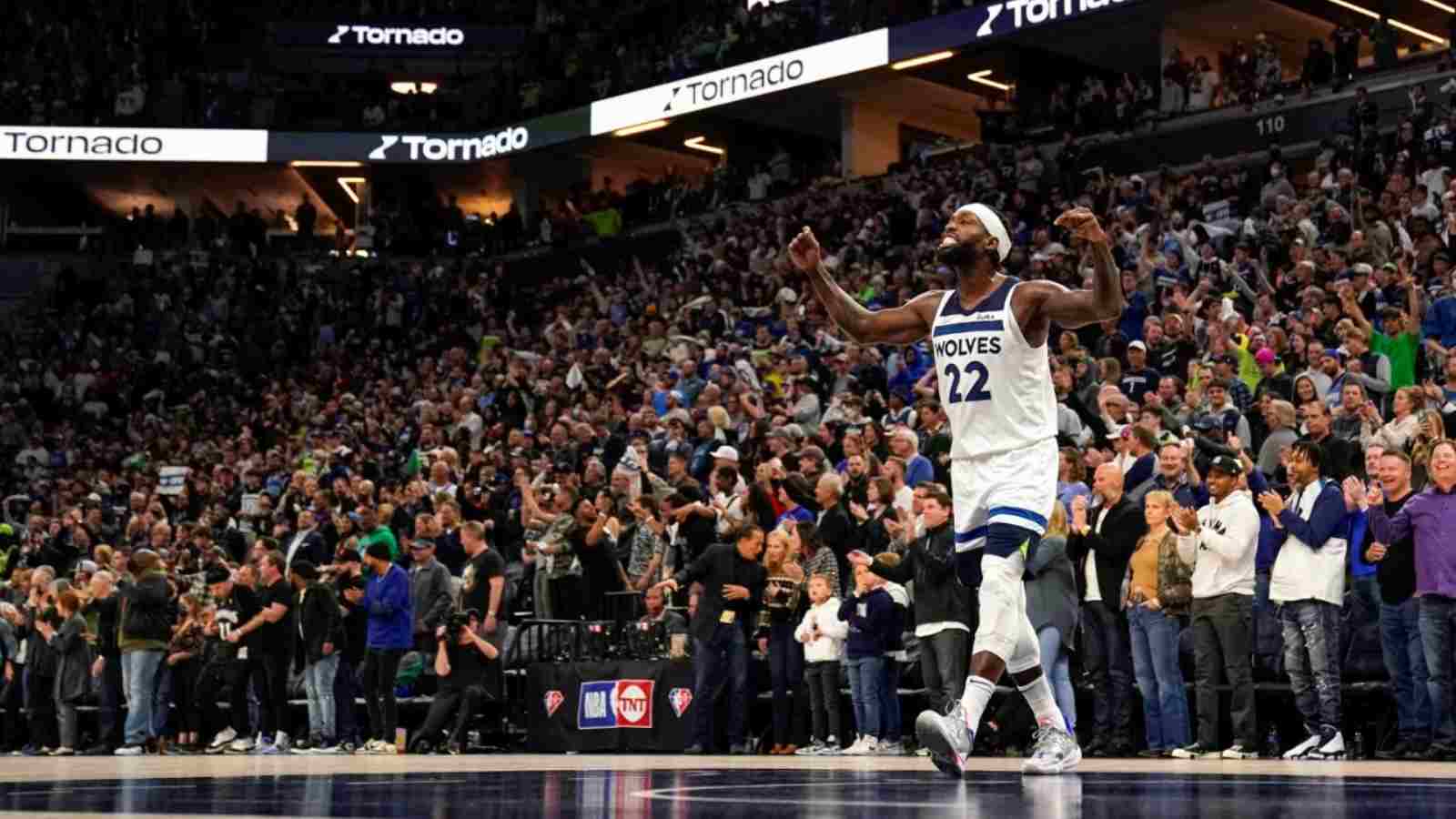 Patrick Beverley hyping up the Wolves fans