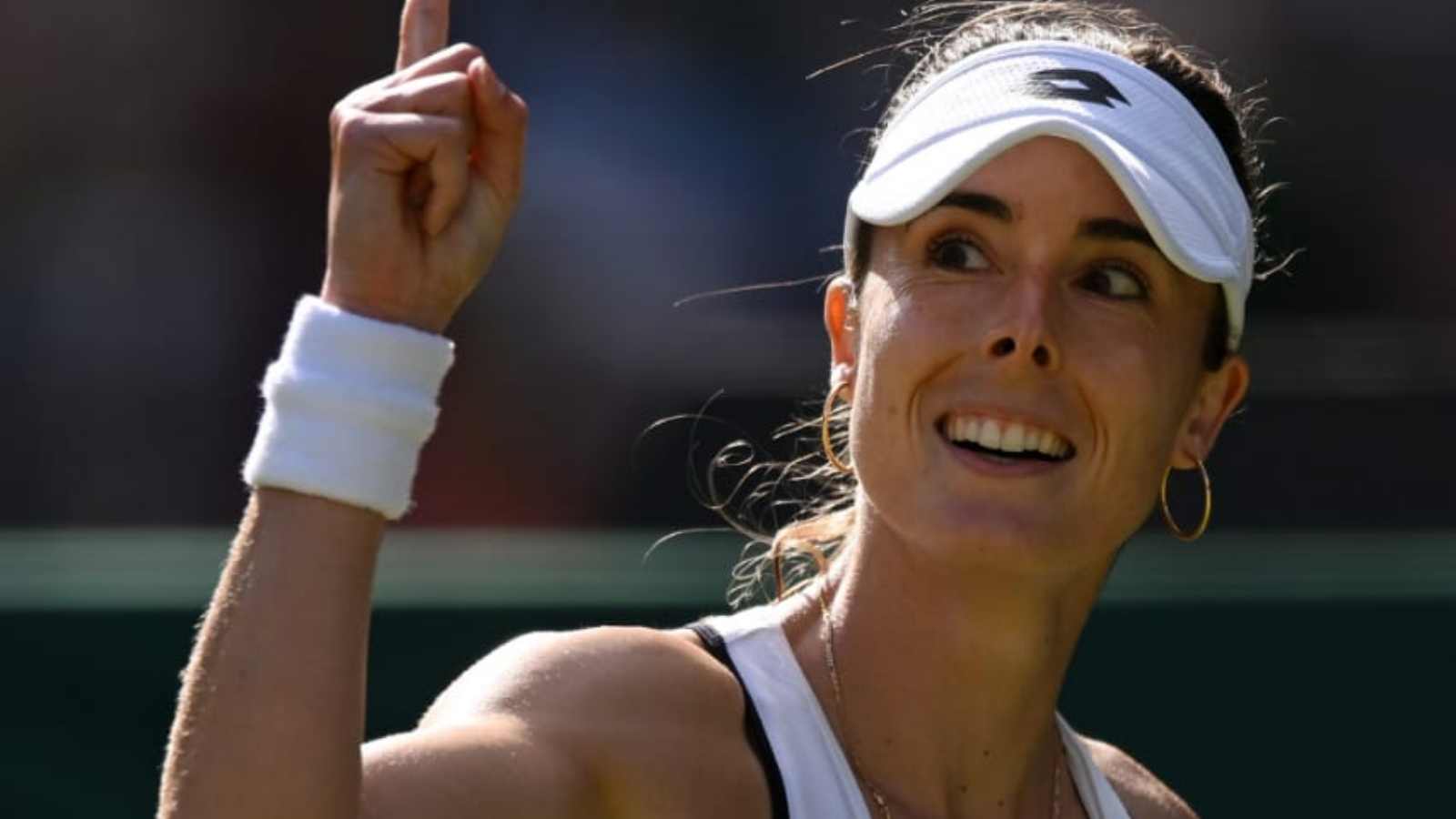 Alize Cornet stuns hot favourite Iga Swiatek and snaps her 37-match winning streak to advance into the fourth round at Wimbledon